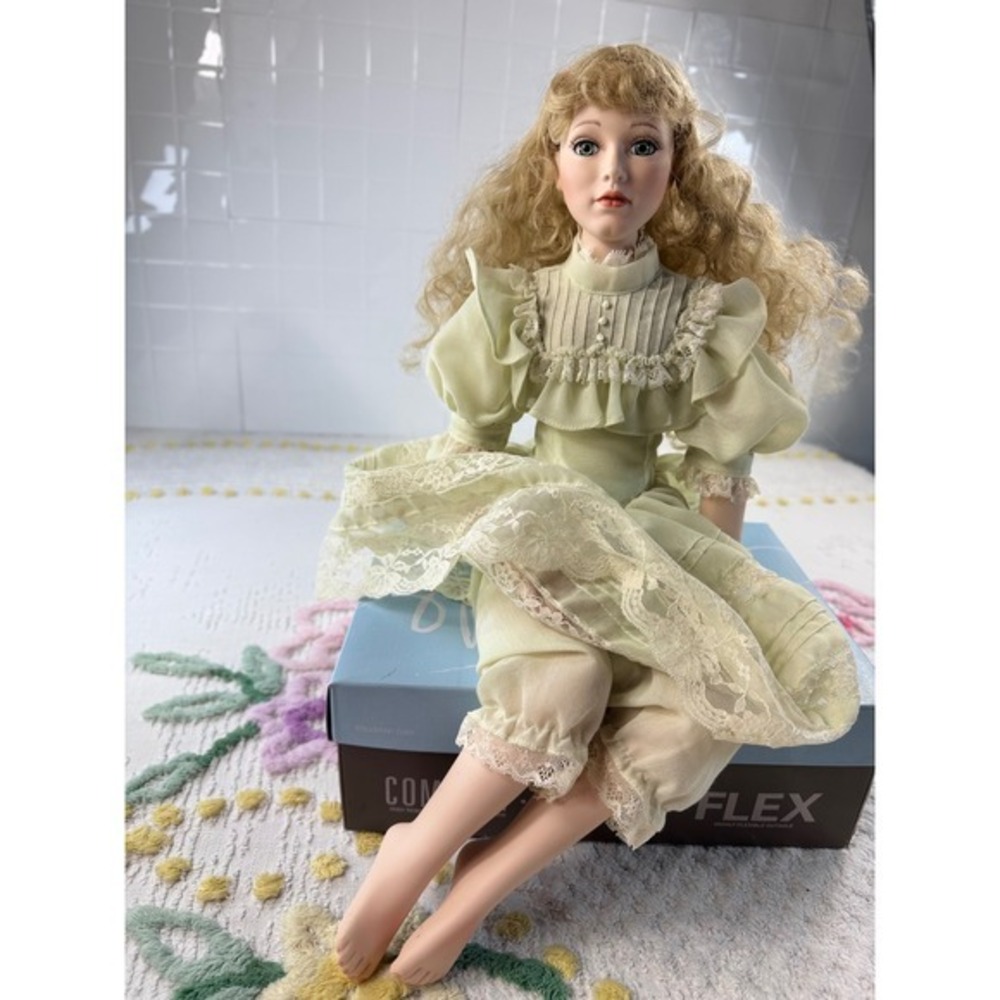 William Tung Sabrina Porcelain Doll Limited Edition 395/1000 Vintage 1993 Green - Picture 3 of 7